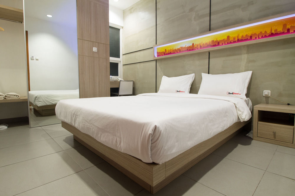Reddoorz Plus @ Setiabudi Eight Jakarta Exterior foto