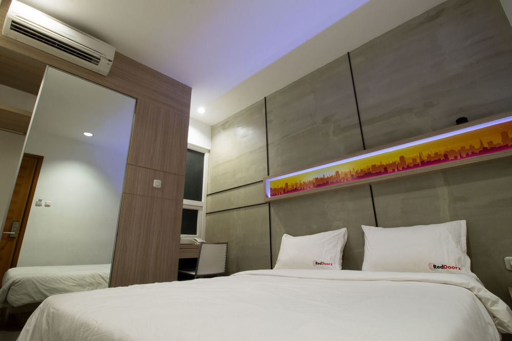 Reddoorz Plus @ Setiabudi Eight Jakarta Exterior foto
