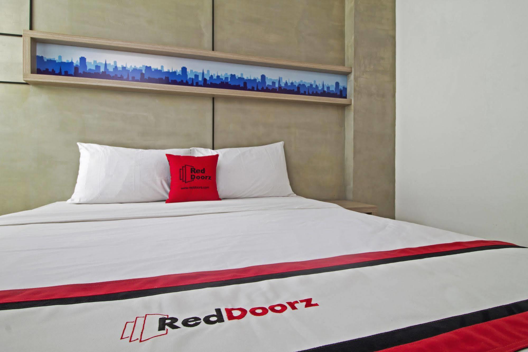 Reddoorz Plus @ Setiabudi Eight Jakarta Exterior foto