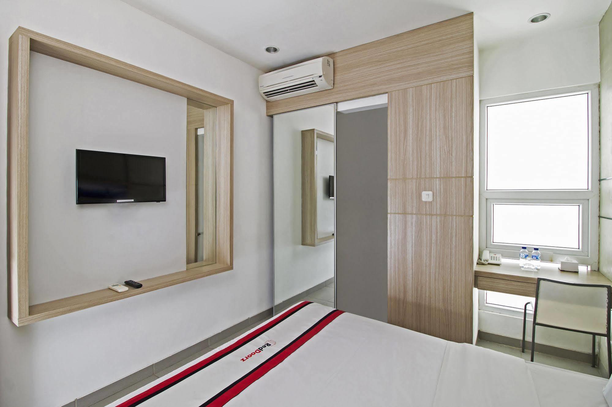 Reddoorz Plus @ Setiabudi Eight Jakarta Exterior foto