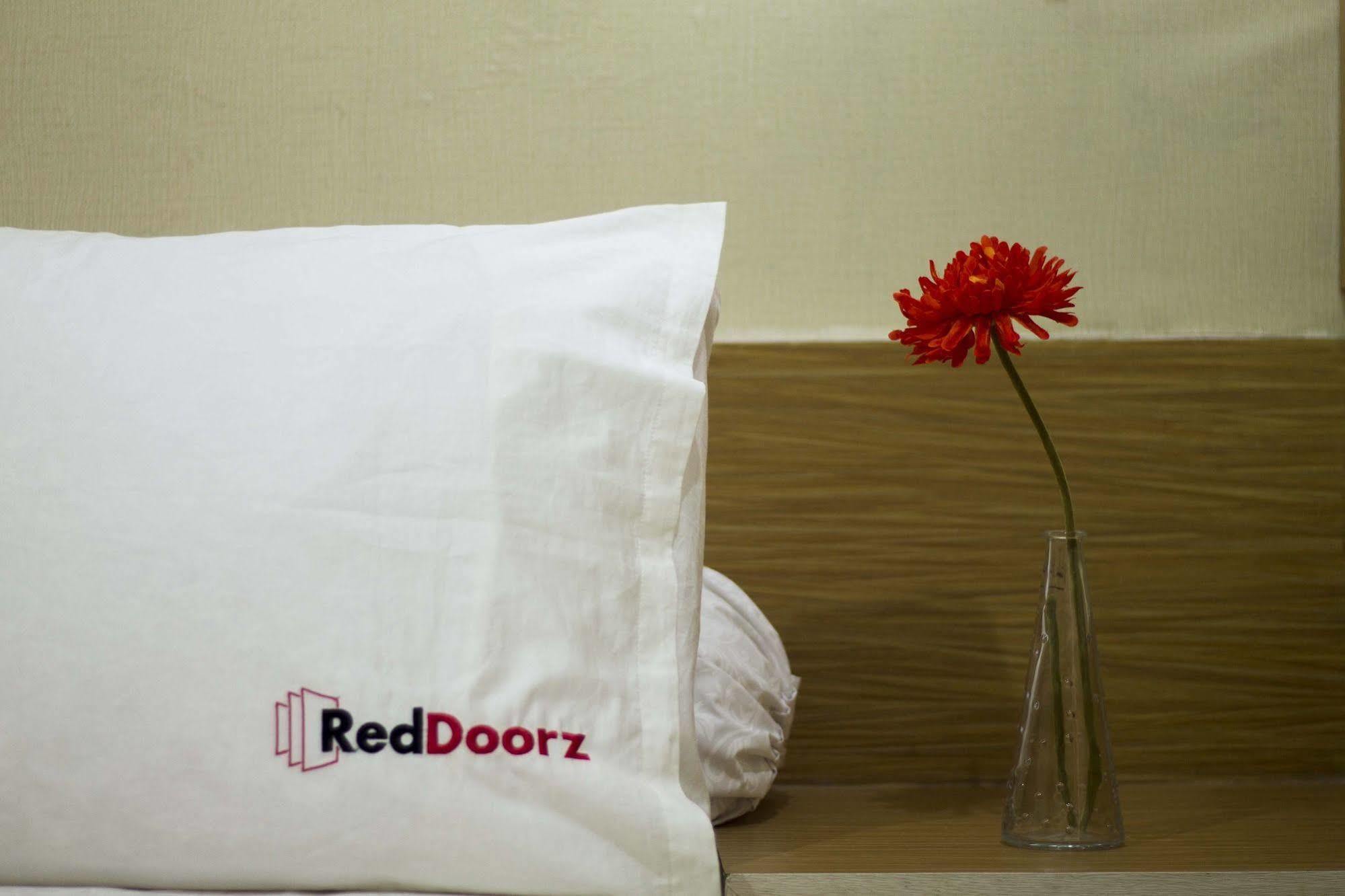 Reddoorz Plus @ Setiabudi Eight Jakarta Exterior foto